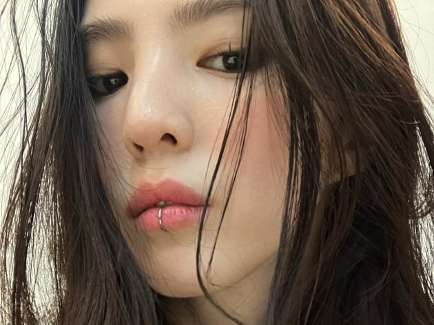 한소희, 입술 피어싱+볼터치만 했을 뿐인데…진한 화장 안해도 퇴폐美[TEN★]