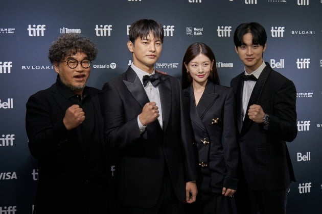 서인국→장동윤, 토론토영화제 레드카펫 빛낸 블랙 슈트 비주얼('늑대사냥')