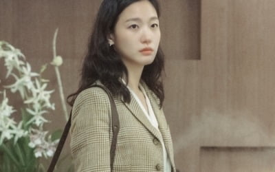 엄지원, 김고은에게 건넨 위험한 선물…살가운 웃음 '미묘'('작은 아씨들')