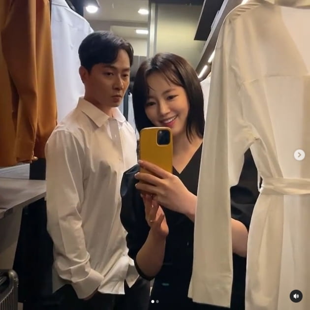 "흑과 백, 내 반쪽" 앤디♥이은주, 떨어질 줄 모르는 신혼 3개월차 부부 [TEN★]