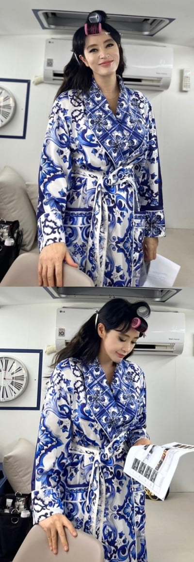 김혜수, 가운만 입고 뭐하는거야? 짙은 메이크업에도 미모 열일 중 [TEN★]