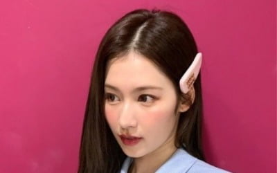 트와이스 사나, 천상 아이돌 비주얼…S라인 뽐내며 한 컷[TEN★]