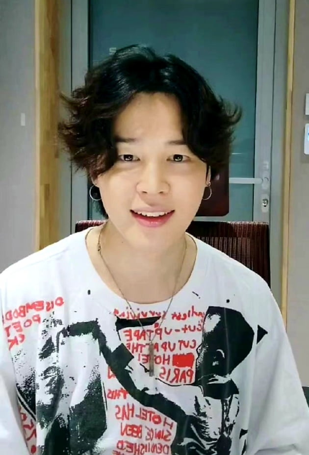 방탄소년단 지민, '천상 아이돌' 모먼트에 팬심 사르르…SNS 강타한 팬소통