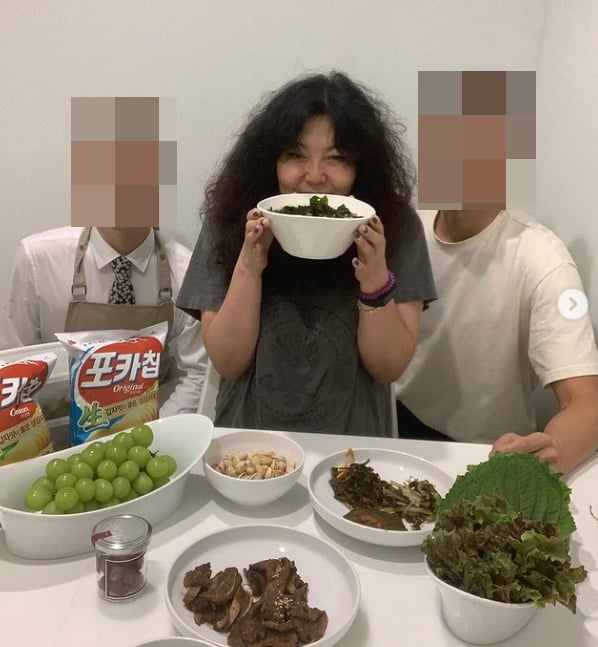 '슈스스' 한혜연, 훈남들 양옆에 끼고…생일상까지 받았네[TEN★]