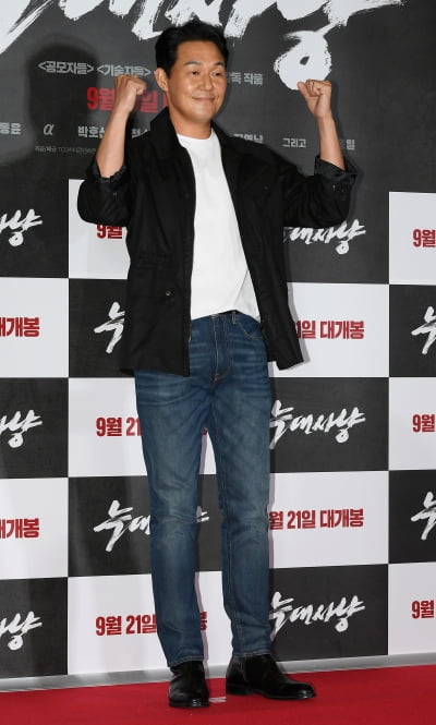[TEN 포토] 박성웅 '늑대사냥 파이팅!'