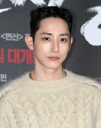 [TEN 포토] 이수혁 '콧날에 베이겠네~'