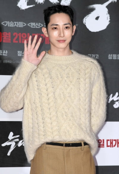 [TEN 포토] 이수혁 '인사하는 조각상'