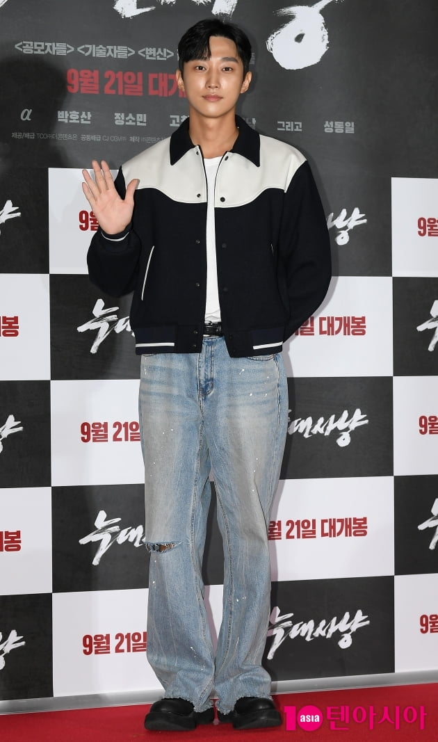 [TEN 포토] 진영 '훈내 진동하는 외모'