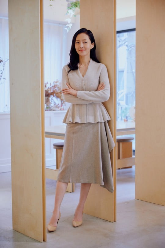 '그냥 아줌마' 염정아 "뻣뻣한 몸으로 1년동안 춤·노래 연습했죠"[TEN인터뷰]