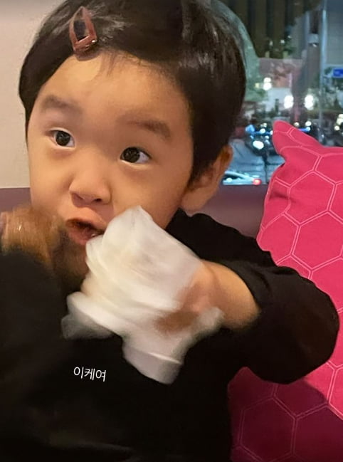 이필모 돈 많이 벌어야겠어…첫째 담호, 고기 뜯으며 눈 부릅[TEN★]