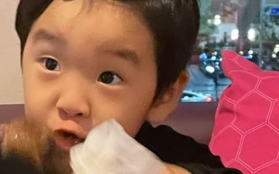 이필모 돈 많이 벌어야겠어…첫째 담호, 고기 뜯으며 눈 부릅[TEN★]
