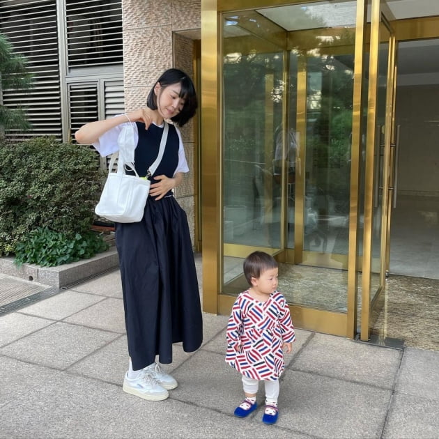 한지혜, ♥검사 남편 꼭 닮은 딸이 어느새 "유모차 탈출"하는 시기…"그래도 잘 앉아있어"[TEN★]