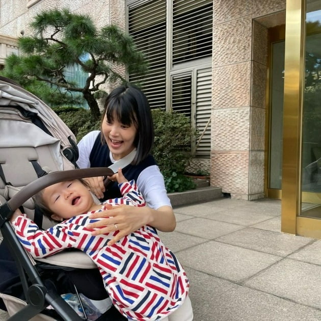 한지혜, ♥검사 남편 꼭 닮은 딸이 어느새 "유모차 탈출"하는 시기…"그래도 잘 앉아있어"[TEN★]