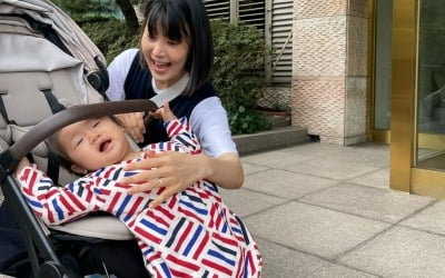 한지혜, ♥검사 남편 꼭 닮은 딸이 어느새 "유모차 탈출"하는 시기…"그래도 잘 앉아있어"[TEN★]