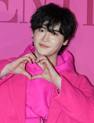 [TEN 포토] 이종석 '귀공자 하트'