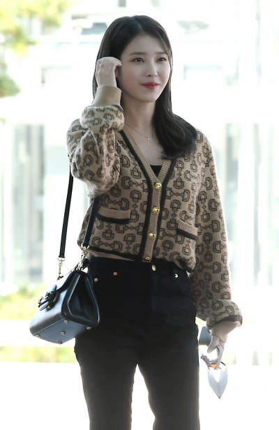 [TEN 포토] 아이유 '공항을 밝히는 미모'