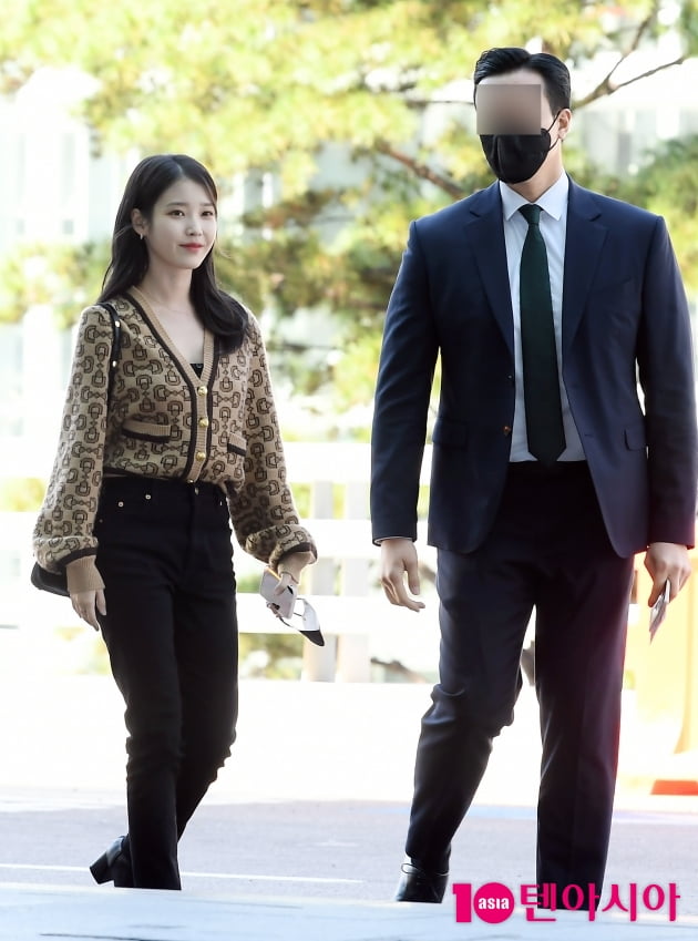 [TEN 포토] 아이유 '특급경호 받으며'