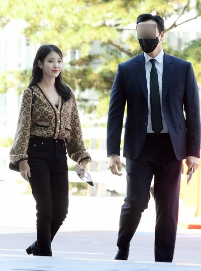 [TEN 포토] 아이유 '특급경호 받으며'