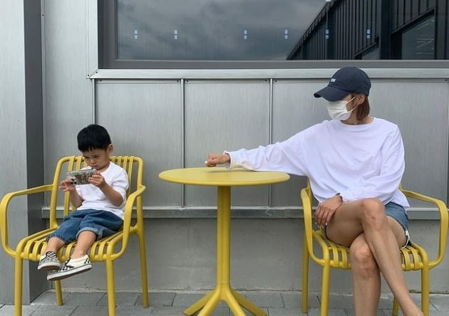 '강경준♥' 장신영, 애타네…휴대 전화에 푹 빠진 인상파 둘째 子 바라기[TEN★]