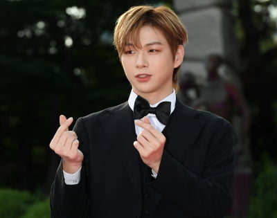 [TEN 포토] 강다니엘 '여심 저격 하트'