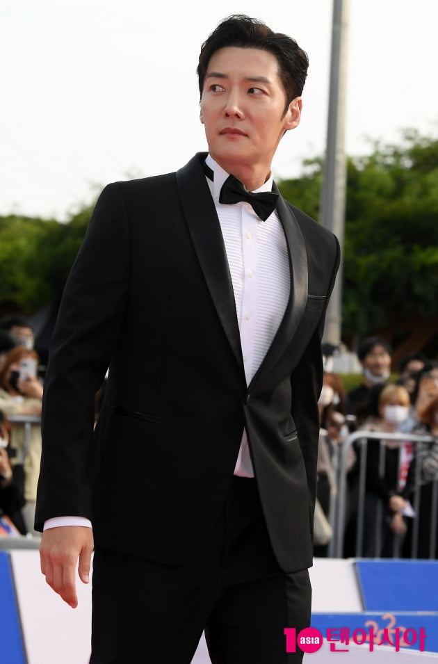 [TEN 포토] 최진혁 '불법주점 논란 후 첫 공식석상'