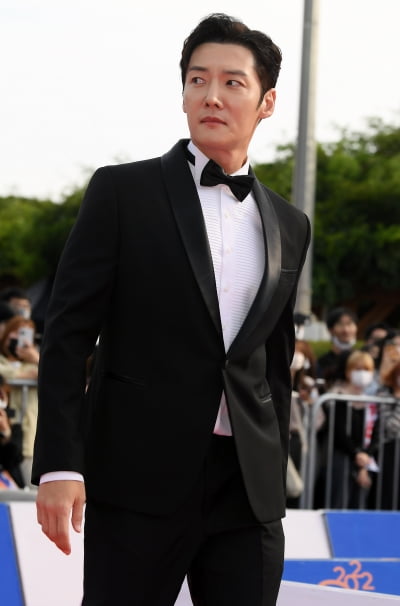 [TEN 포토] 최진혁 '불법주점 논란 후 첫 공식석상'