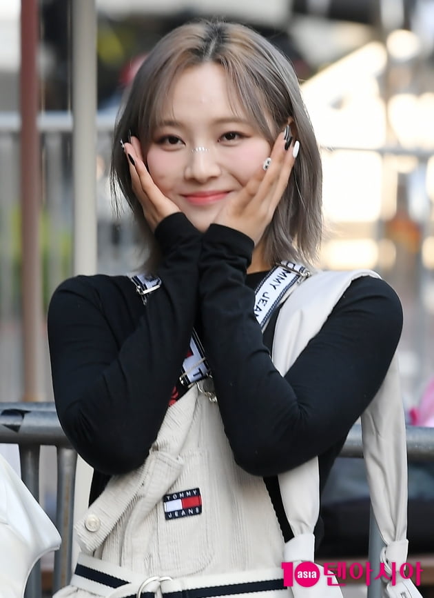 [TEN 포토] 빌리 문수아 '예쁜 꽃받침'