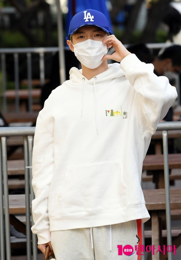 [TEN 포토] 김재환 '훈훈한 볼하트'