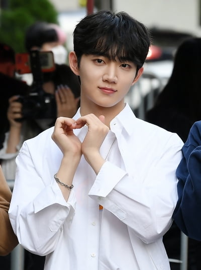 [TEN 포토] 템페스트 형섭 '뽀얀 피부 뽐내며'