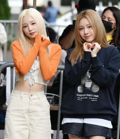 [TEN 포토] 로켓펀치 연희-다현 '하트가 두개'