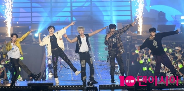 "잘 걸렸다"던 싸이도 관객 떼창에 '눌려'...금요일 잠실뻘 불태운 '2022 리브 콘서트' [TEN피플] 