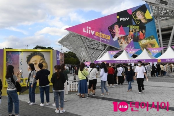 세대와 장르의 용광로...공연계 게임체인저 '2022 리브 콘서트' [TEN스타필드] 