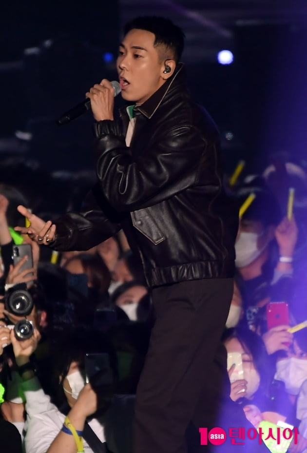 [TEN 포토] 로꼬 '화려한 랩'(리브콘서트)