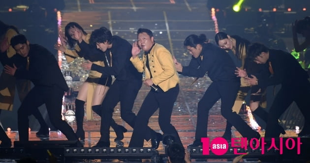 "잘 걸렸다"던 싸이도 관객 떼창에 '눌려'...금요일 잠실뻘 불태운 '2022 리브 콘서트' [TEN피플] 