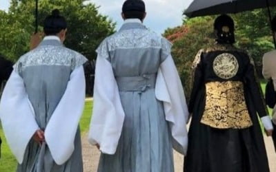 김혜수, 두 아들과 나란히…엄마 포스 남다르네 [TEN★]
