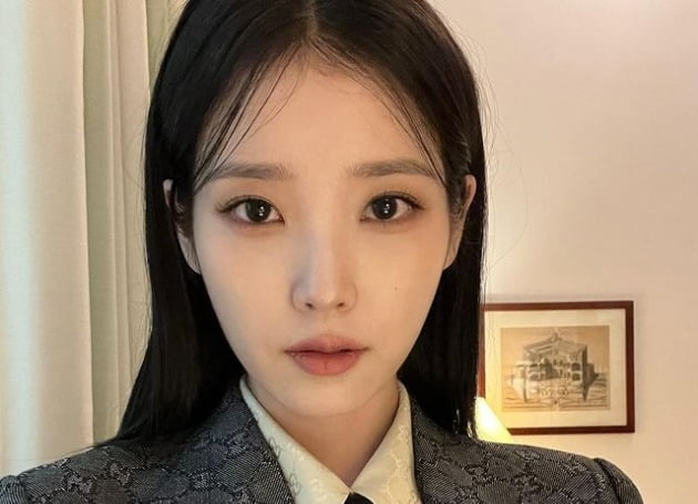 아이유, 명품 G사 수트도 찰떡…밀라노도 홀려버린 매니시룩[TEN★]