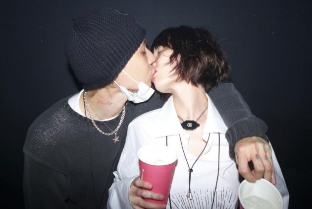 현아, 선 넘는 새벽 감성? ♥던과 진한 딥키스…손가락 욕까지 난리[TEN★]