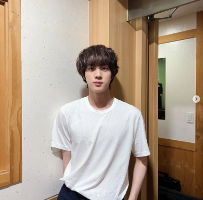 방탄소년단 진, 흰티만 입어도 빛이 나...제이홉 "김석진의 시간은 거꾸로 간다잉"[TEN★]