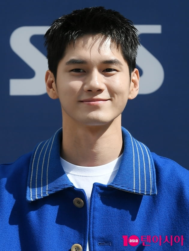 [TEN 포토] 옹성우 '소장욕구 부르는 비주얼'