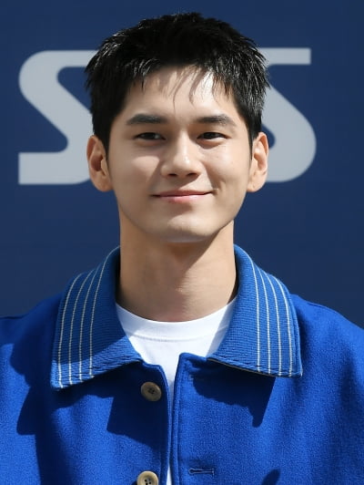 [TEN 포토] 옹성우 '소장욕구 부르는 비주얼'