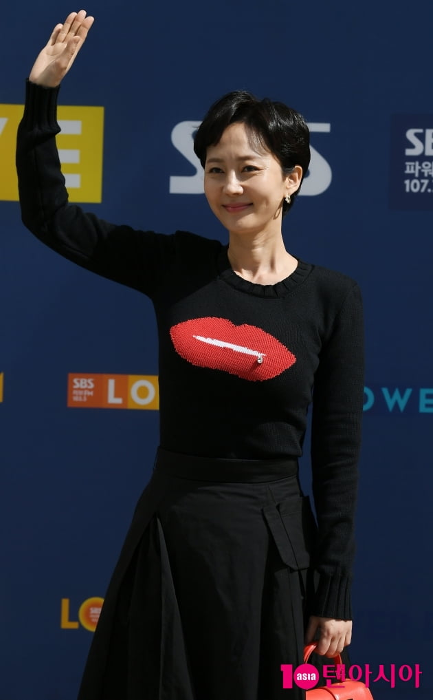 [TEN 포토] 염정아 '오랜만에 인사드려요'