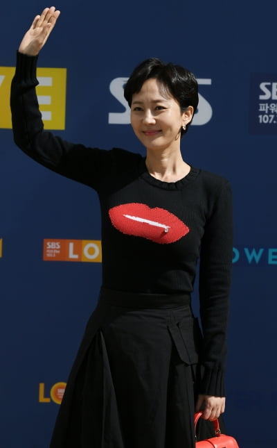 [TEN 포토] 염정아 '오랜만에 인사드려요'