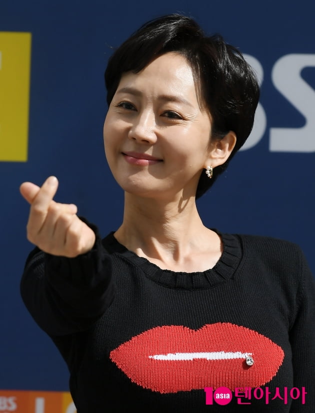 [TEN 포토] 염정아 '자신감 넘치는 하트'