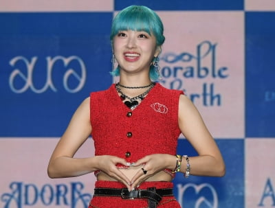 [TEN 포토] 아도라 '타이틀곡 '매지컬 심포니' 사랑해주세요'