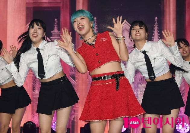 [TEN 포토] 아도라 '밝은에너지 뿜뿜'