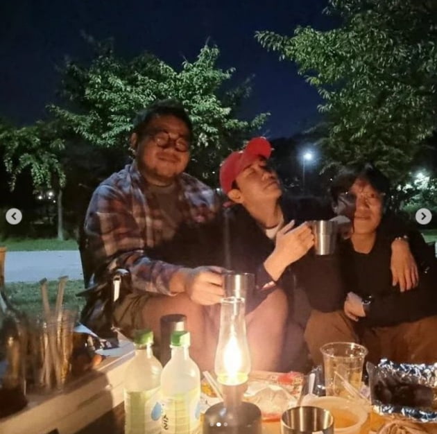 영탁, 지인들과 힐링중...개구쟁이 표정[TEN★]