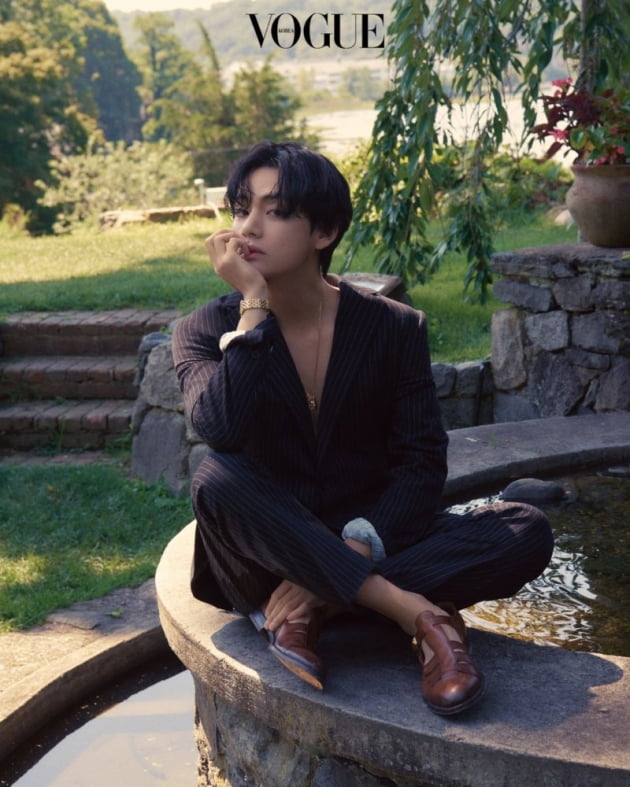 BTS 뷔 'Vogue' K타운 역대 최대 판매량+품절 열풍