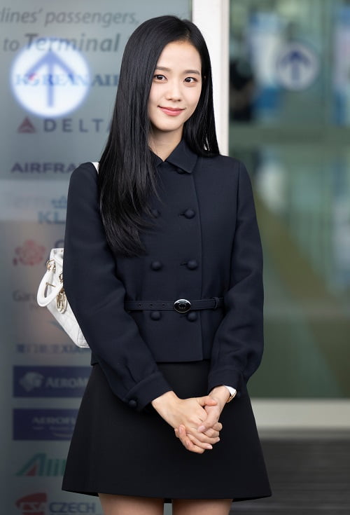 [OSEN=인천공항, 김성락 기자] 26일 오전 블랙핑크 지수가 파리 패션위크 패션쇼  참석 차 인천국제공항을 통해 파리로 출국했다. 

블랙핑크 지수가 취재진을 향해 포즈를 취하고 있다. 2022.09.26 /ksl0919@osen.co.kr