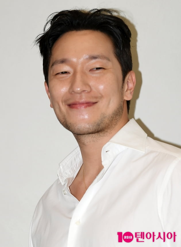 [TEN 포토] 손석구 '제 시크매력에 빠져보실래요'