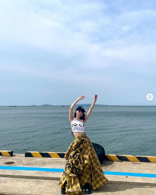 르세라핌 김채원, 입술 피어싱 시선강탈...오늘은 힙하게~[TEN★]